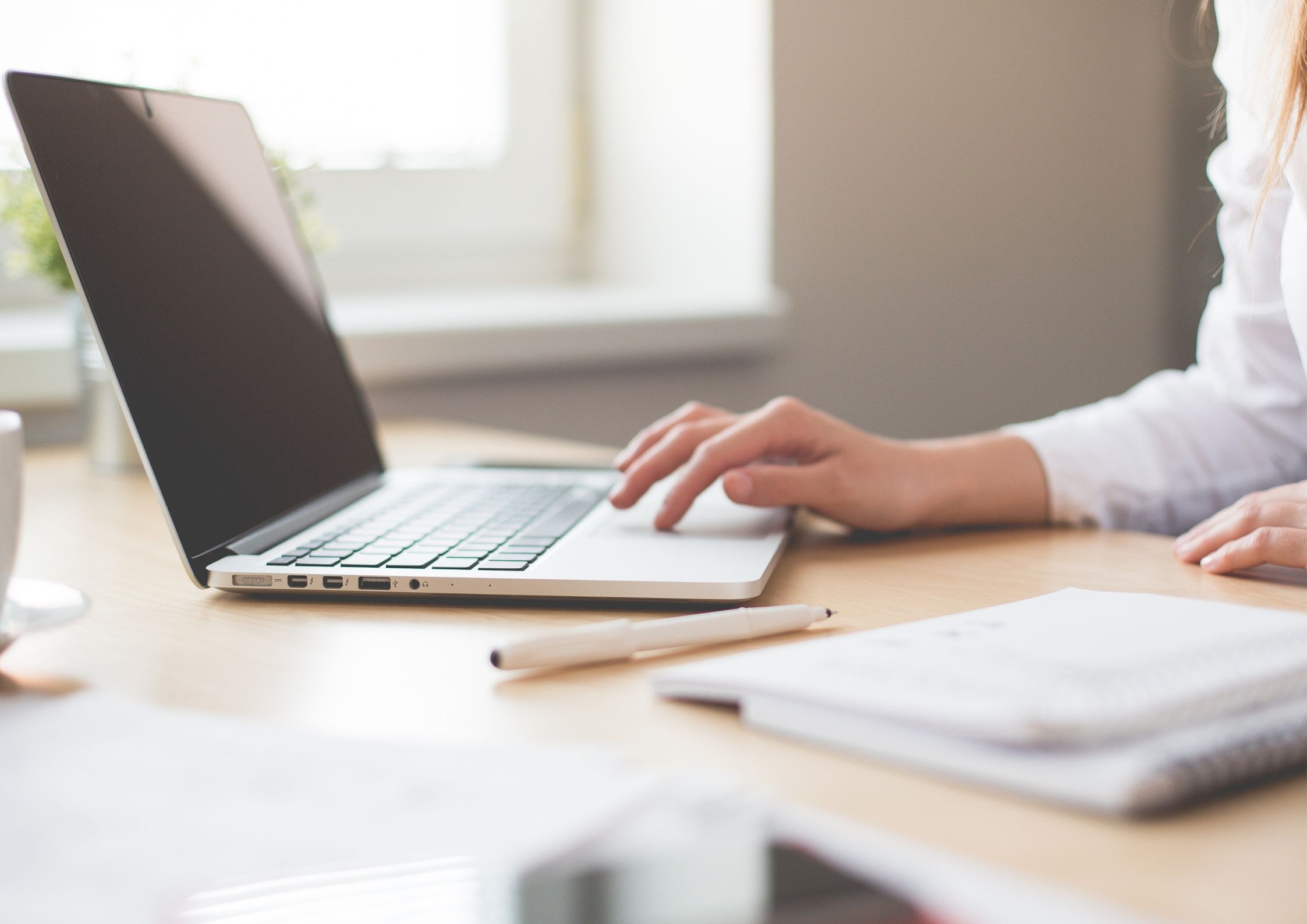 Laptop mit Händen die Arbeiten