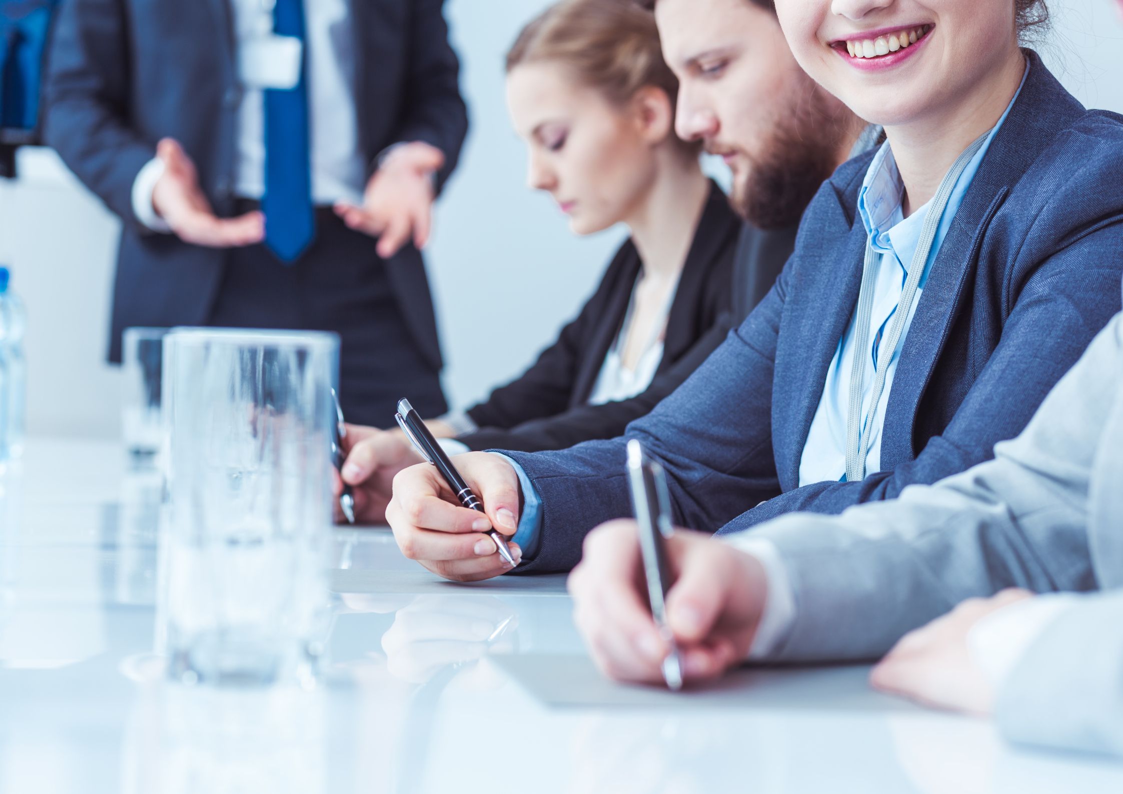 Personen beim Meeting