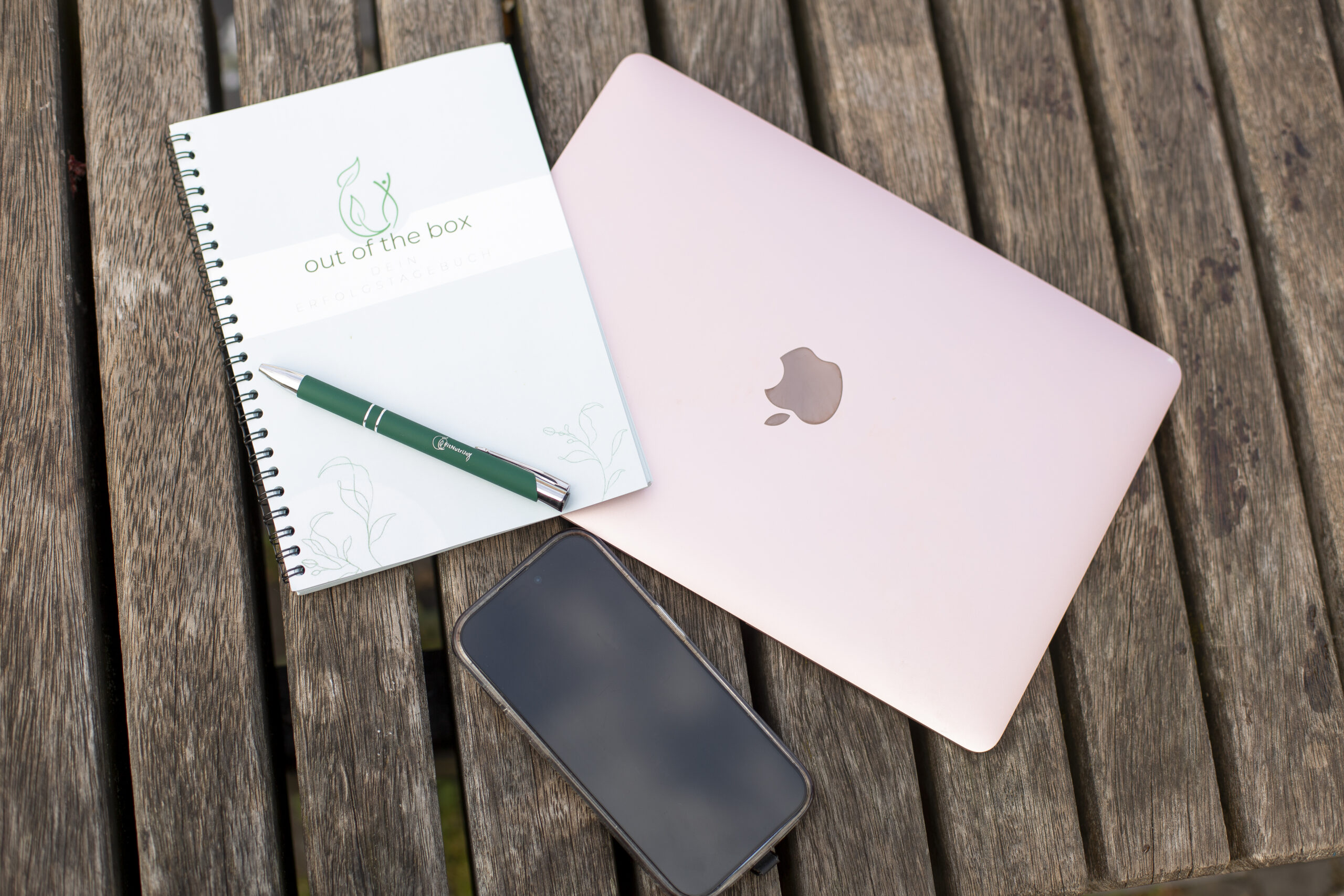 FitNutrijoy Workbook und Laptop auf Tisch