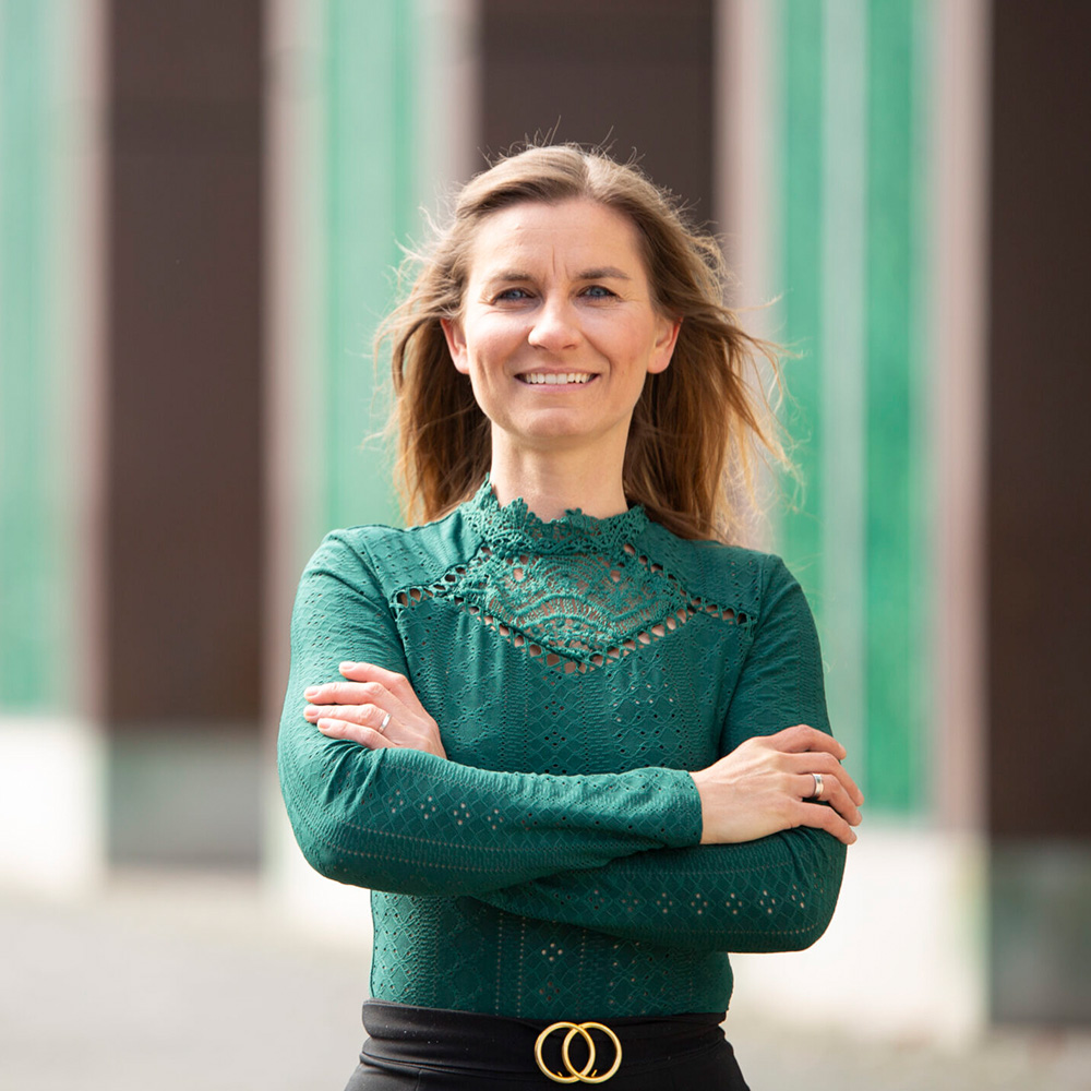 FitNutriJoy Severine Hauptmann mit versckraenkten Armen