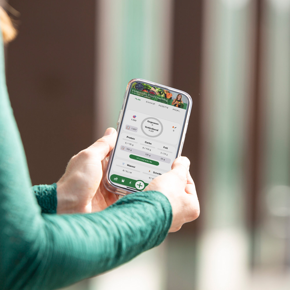 Severine Hauptmann Hände mit Handy mit Nutriflow App